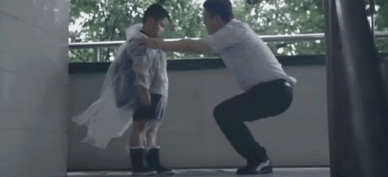 (看他摔跤的样子真的心疼想扶一把) 而老师却一脸严肃站在教室外等候